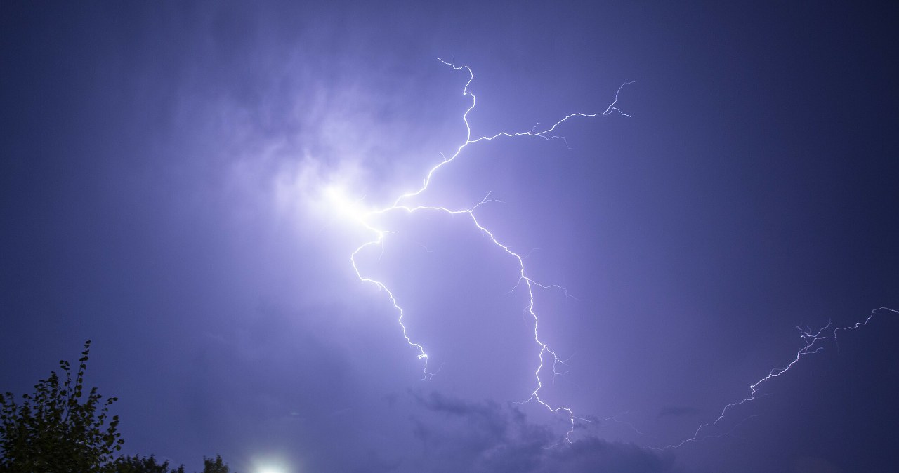 Burze na świecie są coraz straszliwsze. Piorun zabił kilkanaście osób Burze na świecie są coraz straszliwsze. Piorun zabił kilkanaście osób