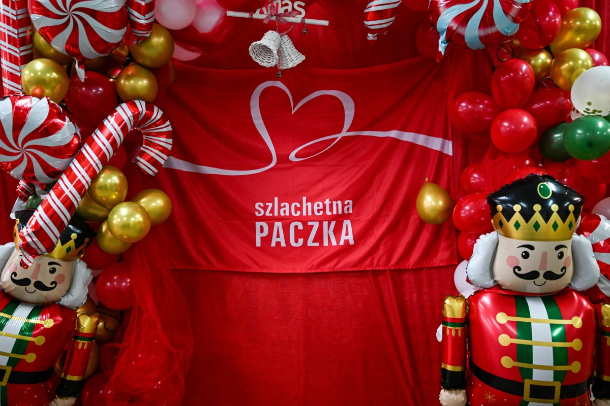 To już kolejny Weekend Cudów Szlachetnej Paczki! W dniach 13-14 grudnia 2025 roku w całej Polsce trwa wyjątkowa akcja, podczas której pomoc trafia do najbardziej potrzebujących rodzin. Tegoroczna edycja programu jest rekordowa - wsparcie otrzyma aż 19 955 rodzin, czyli o 2 935 więcej niż w ubiegłym roku. Od rana do niedzieli w całym kraju dzieje się blisko 20 tysięcy małych i dużych cudów.