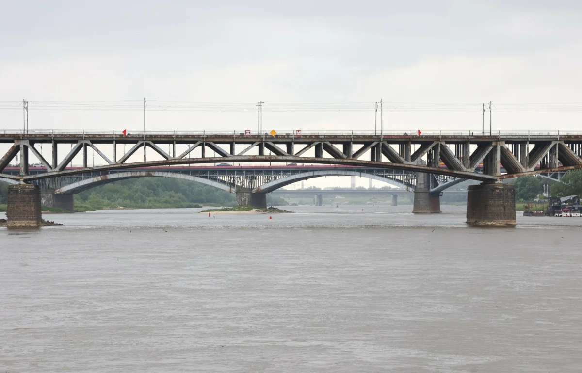 Nadal nie udało się odnaleźć mężczyzny, który tydzień temu wpadł do Wisły w Warszawie z pokładu zacumowanej barki. Jak wynika z nagrań monitoringu, stracił on równowagę i w wyniku nieszczęśliwego wypadku znalazł się w wodzie.