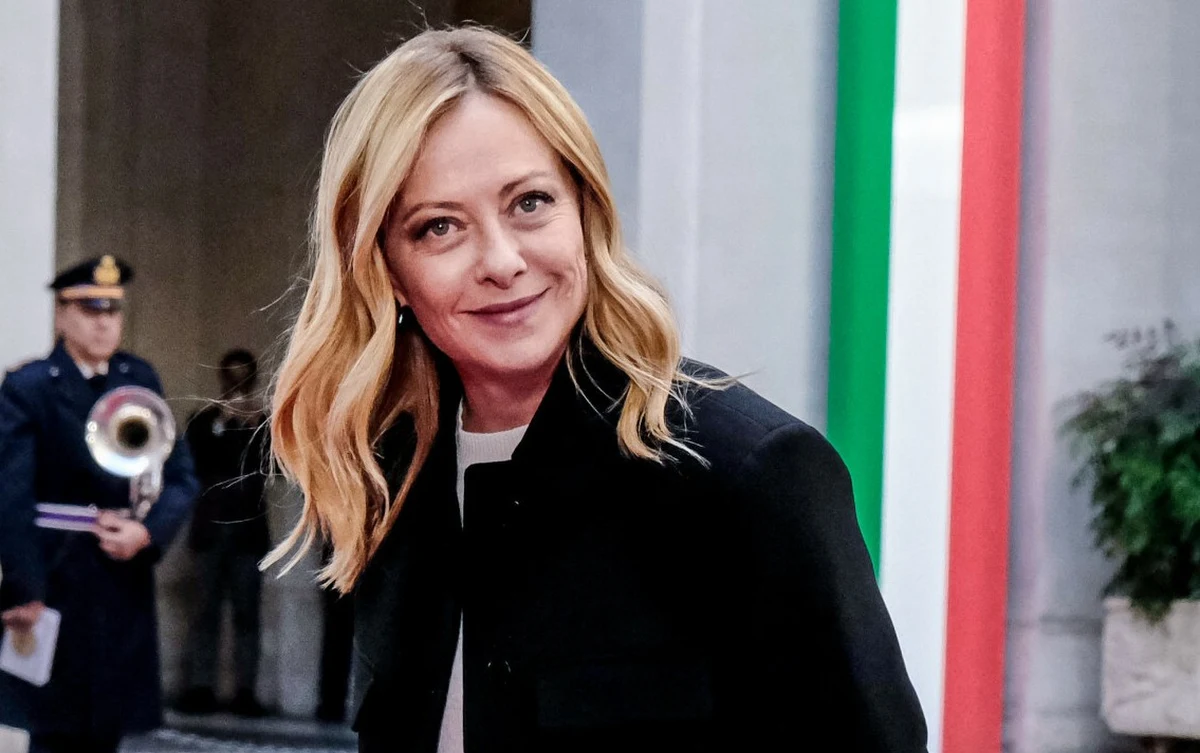 Premier Włoch Giorgia Meloni dostanie od parlamentarzystów z partii Bracia Włosi prezent choinkowy. To komputer najnowszej generacji. Deputowani i senatorowie zrzucili się nań po 50 euro.