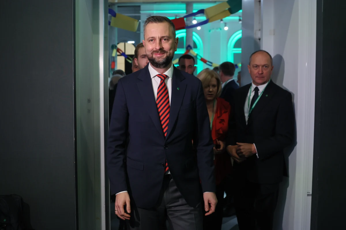 "Polskie Stronnictwo Ludowe stoi przed wyzwaniem balansowania między radykalizmem a normalnością" – mówił podczas sobotniego posiedzenia Rady Naczelnej PSL prezes partii i wicepremier Władysław Kosiniak-Kamysz. Jego zdaniem w wyborach w 2027 roku Polacy będą mieli prosty wybór: "przyzwoici, przygotowani, odpowiedzialni – czyli normalsi z PSL" kontra "oszołomy od Brauna".