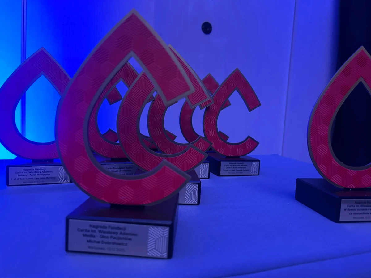 Cieszą nas takie Fakty! Dziennikarz RMF FM Michał Dobrołowicz odebrał dzisiaj w imieniu naszej redakcji nagrodę Głos Pacjenta przyznawaną przez Fundację Carita im. Wiesławy Adamiec. Jest to wyróżnienie dla dziennikarzy, którzy interweniują i nagłaśniają problemy osób chorujących na nowotwory krwi.