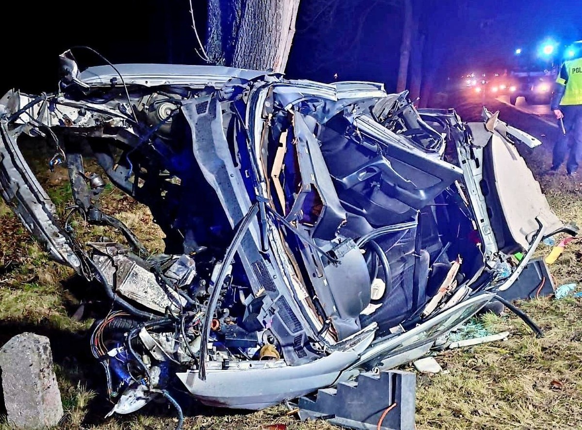 Wpadł w poślizg, uderzył w drzewo. Tragedia na Dolnym Śląsku