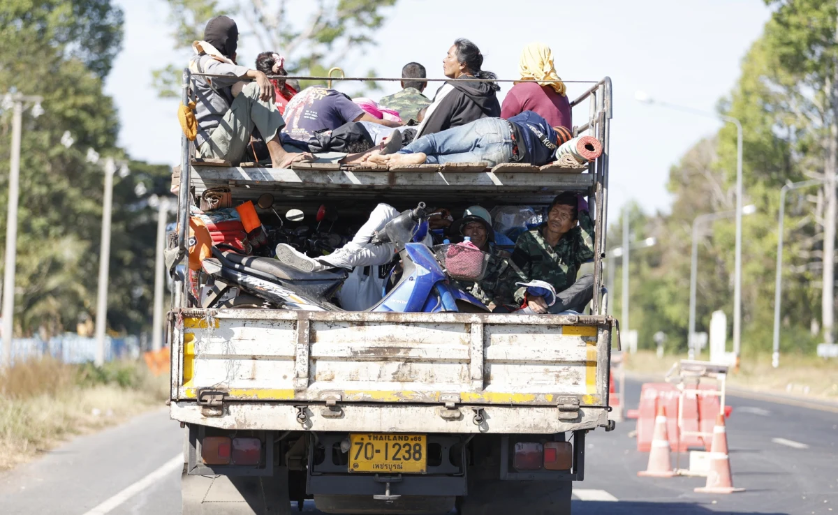 Władze Tajlandii wprowadziły w niedzielę godzinę policyjną w prowincji Trat, położonej na południowym wschodzie kraju, tuż przy granicy z Kambodżą. Decyzja zapadła w związku z eskalacją walk z siłami kambodżańskimi, które rozprzestrzeniły się na tereny przybrzeżne. Jak informuje agencja AFP, ewakuacją objęto już około 800 tysięcy osób po obu stronach granicy.