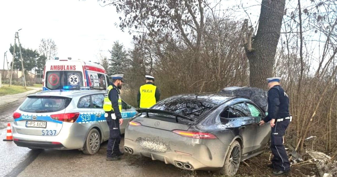Mężczyzna uciekał przed policją. Rozbił swojego Mercedesa na drzewie