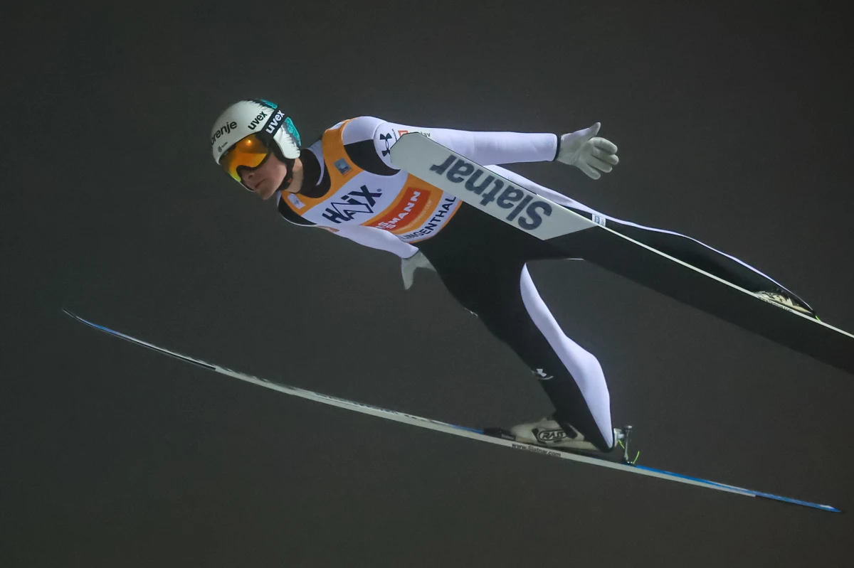 Słoweniec Domen Prevc triumfuje w konkursie Pucharu Świata w skokach narciarskich w niemieckim Klingenthal. Na podium stanęli także Japończycy Ren Nikaido i Ryoyu Kobayashi. Najlepszy z Polaków, Piotr Żyła, zajął 20. miejsce.