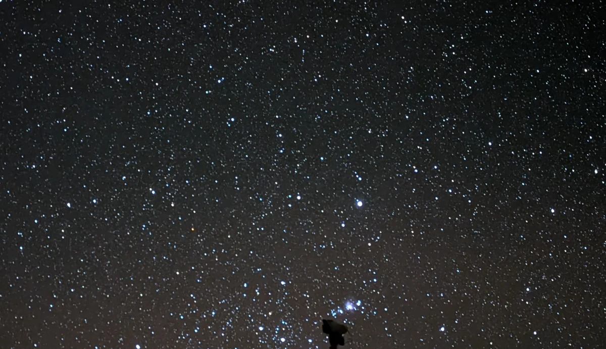 Gdyby zapytać astronomów, gdzie na Ziemi można znaleźć najciemniejsze, najbardziej sprzyjające obserwacjom gwiazd niebo, większość odpowiedziałaby bez wahania: w Chile, na pustyni Atakama. To tam, w suchym powietrzu, pod bezchmyrnym niebem, z dala od źródeł zanieczyszczenia światłem powstały i pracują najnowocześniejsze teleskopy świata, a warunki do prowadzenia badań astronomicznych są wręcz idealne. Tam między innymi swoje obiekty umieściło Europejskie Obserwatorium Południowe. Niespodziewanie jednak to unikatowe miejsce stanęło w obliczu zagrożenia ze strony planowanej inwestycji przemysłowej, która może nieodwracalnie zmienić jego charakter.