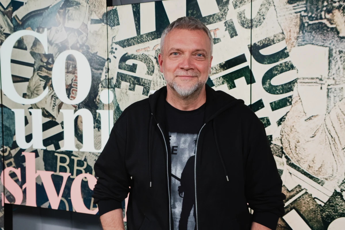 Były policjant, aktor i gwiazda serialu "W11 Wydział Śledczy" Sebastian Wątroba w rozmowie z Kubą Śliwińskim na antenie Radia RMF24 opowiada o swojej karierze, kulisach pracy na planie oraz o życiu po zakończeniu hitowego serialu. Jak "z policjanta z krwi i kości" stał się "telepolicjantem"? Czy wróciłby do W11, i dlaczego sprawdziłby się w roli "tego złego"?  Sprawdź co słychać u jednego z najbardziej rozpoznawalnych policjantów w Polsce!