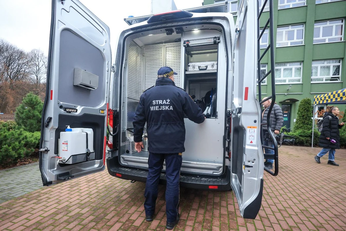 Warszawska Straż Miejska wzbogaciła swoją flotę o nowoczesny, w pełni elektryczny smogowóz. Pojazd, zakupiony dzięki wsparciu Unii Europejskiej, ma pomóc w skuteczniejszej walce z zanieczyszczeniem powietrza w stolicy. To pierwszy tego typu samochód w Oddziale Ochrony Środowiska warszawskiej straży miejskiej. 