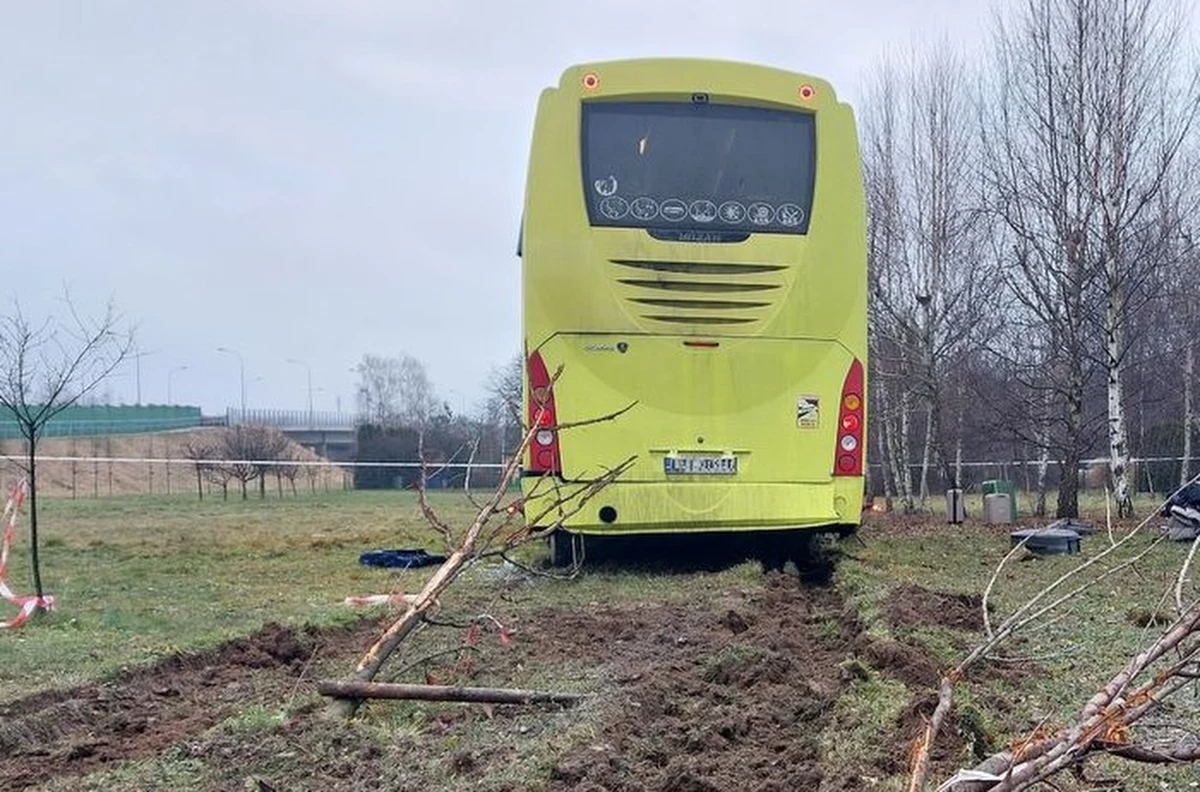 Wypadek autokaru na rondzie Jacka Kuronia w Rzeszowie. Według ostatnich informacji 7 osób trafiło do szpitala. Informację dostaliśmy na Gorącą Linię RMF FM.