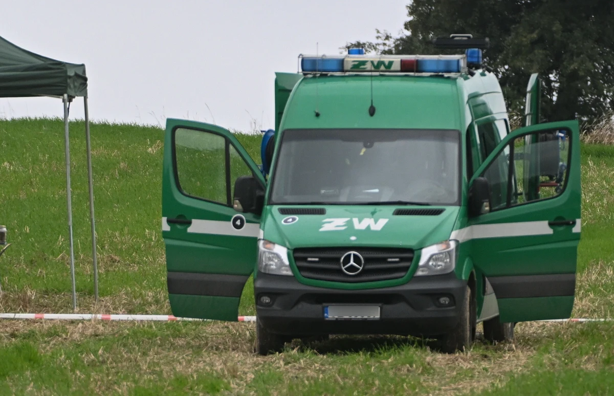 "Znaleziono tam fragmenty bezzałogowego statku powietrznego. Wszystko wskazuje na to, że to jest dron wabik" - mówił w Rozmowie o 7:00 w Radiu RMF24 wiceszef MSWiA Czesław Mroczek. W niedzielę fragmenty obiektu znaleziono w powiecie radzyńskim na Lubelszczyźnie.