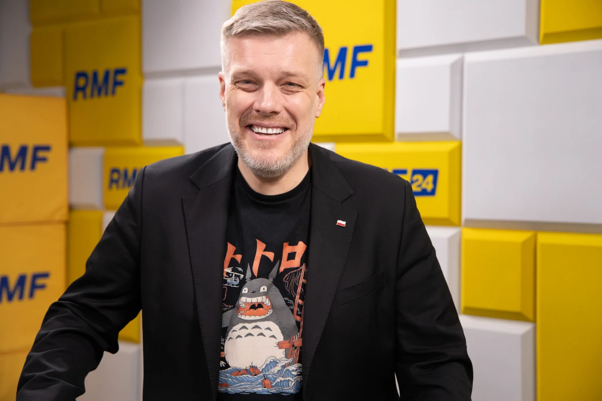 "Chyba niewiele się zmieniło. Mam poczucie, że tam w ogóle nastąpiło ustabilizowanie 'starej ekipy'. Jak się spojrzy na władze, to jest tam Dariusz Wieczorek, Andrzej Szejna, szesnastu lokalnych szefów wojewódzkich, to są po prostu ludzie SLD. Chyba jest więc tak, że Nowa Lewica wybrała przeszłość" - powiedział w Porannej rozmowie w RMF FM Adrian Zandberg, poseł i współprzewodniczący Partii Razem, komentując wybór Włodzimierza Czarzastego na szefa Nowej Lewicy. Polityk odpowiadał też na pytania naszych słuchaczy. Jedno dotyczyło kwestii nieobowiązkowych prac domowych. "Nie mamy dziś systemu szkolnego, który jest na to gotowy, dlatego rosną nierówności w szkołach (...). Widać 'rozjeżdżanie się' Polski" - stwierdził gość Tomasza Terlikowskiego.