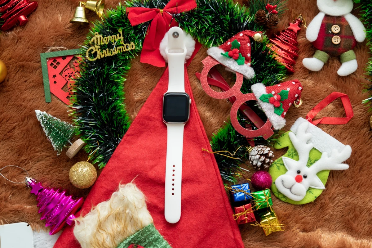 Szukasz prezentu dla dziecka, który będzie nie tylko modny, ale też praktyczny i bezpieczny? Smartwatch to świetny wybór łączący technologię z troską o kontakt i lokalizację. Oto pięć modeli, które sprawdzą się w różnych sytuacjach i u różnych maluchów.