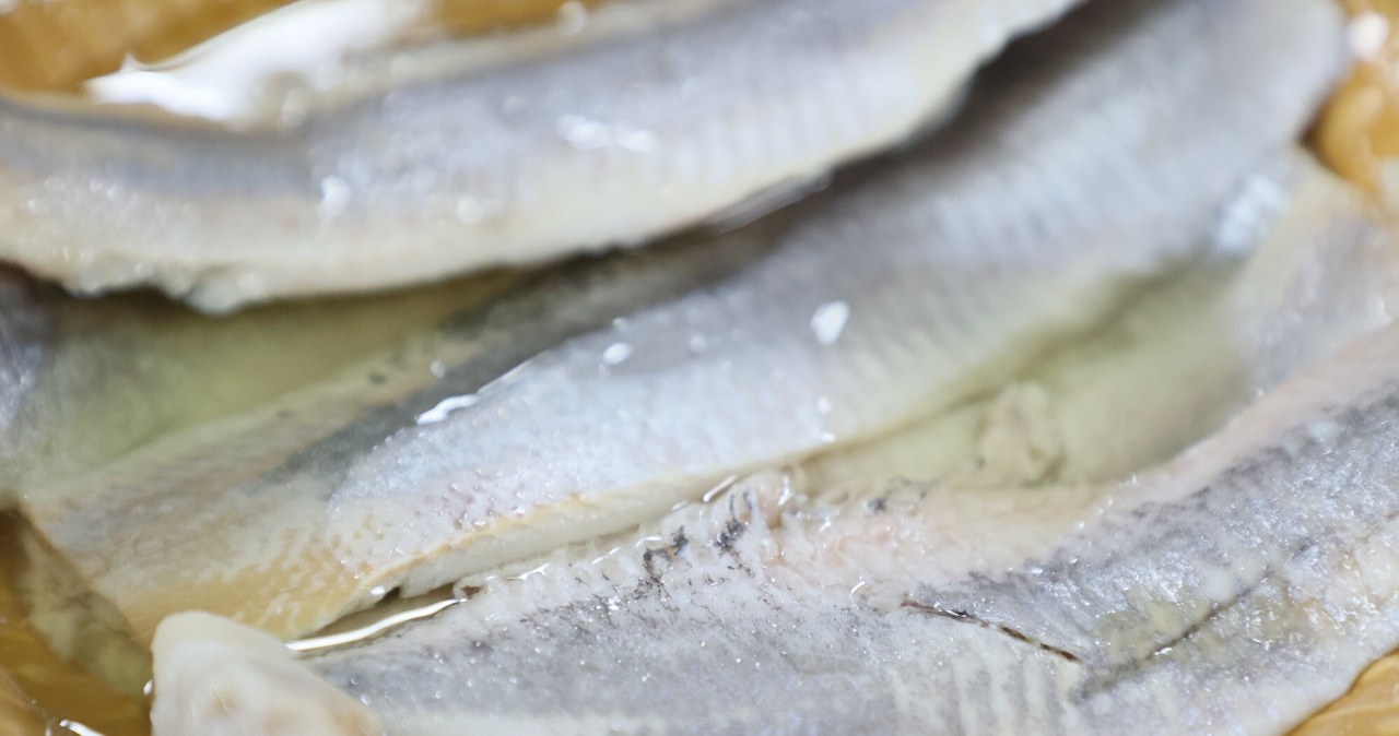 Ten trik na śledzie znały nasze babcie. Wraca do łask, zachwyca smakiem