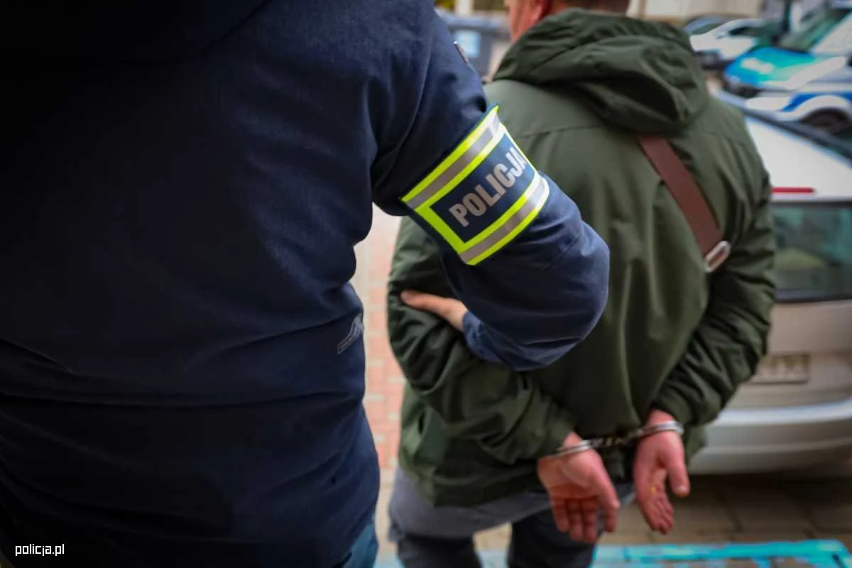 Policjanci i funkcjonariusze Służby Celno-Skarbowej zatrzymali 45-letniego obywatela Białorusi, który próbował sprzedać na miejskim targowisku w Białymstoku setki nielegalnych farmaceutyków. Mężczyźnie grozi do dwóch lat więzienia.