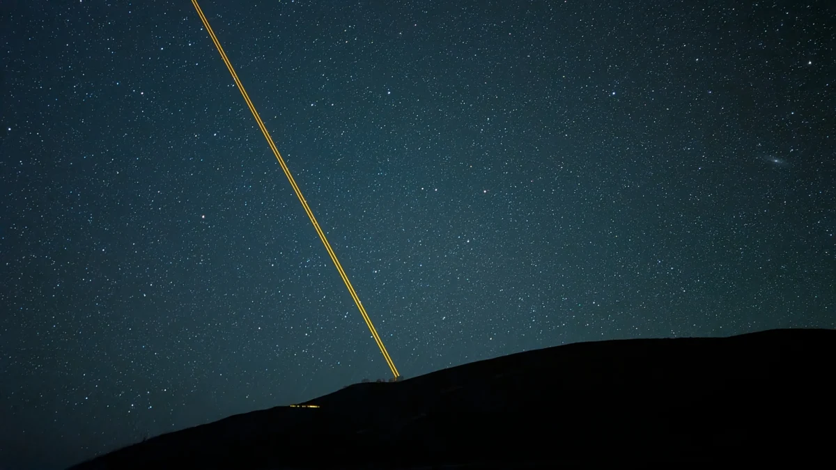 To ten czas w roku, kiedy będziemy wyglądać Pierwszej Gwiazdki. Przy tej okazji zapraszamy do odwiedzenia wyjątkowego miejsca, gdzie gwiazdy widać... najlepiej na Ziemi. Należące do Europejskiego Obserwatorium Południowego (ESO) Obserwatorium Paranal powstało na pustyni Atakama w Chile. To niezwykłe, prawdopodobnie najsuchsze miejsce na Ziemi, gdzie chmury utrudniają obserwacje nieba tylko przez kilkadziesiąt dni w roku. Dodatkowo jeszcze miejsce jest odległe od miast i innych poważnych źródeł zanieczyszczenia światłem, co sprawia, że niebo jest tam wyjątkowo ciemne. Dzięki temu nawet gołym okiem widać tam tysiące gwiazd. I kilka galaktyk.