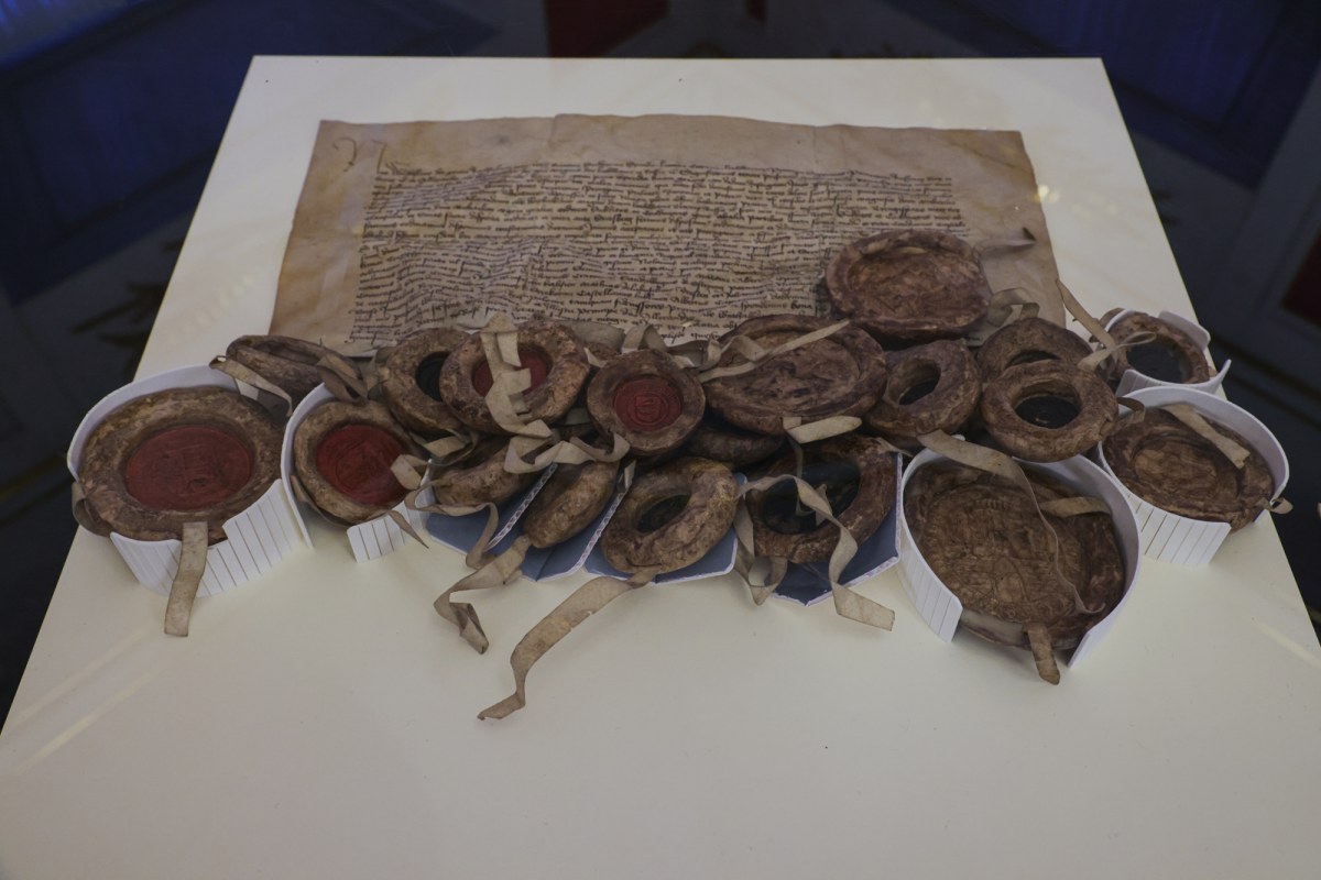 Sensacyjny powrót: Bezcenne dokumenty polskiej historii znów w Warszawie