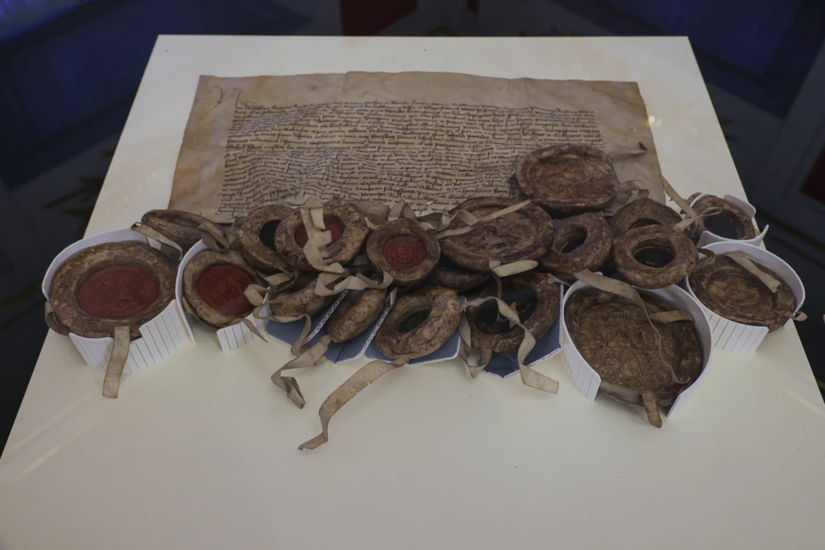 Po 84 latach nieobecności, najstarsze i najcenniejsze dokumenty dotyczące relacji polsko-krzyżackich wracają do Warszawy. Od 19 grudnia w Archiwum Głównym Akt Dawnych każdy chętny będzie mógł zobaczyć na własne oczy pergaminy, których utrata była jedną z najboleśniejszych ran zadanych polskiemu dziedzictwu. Wystawa potrwa tylko trzy tygodnie, a wstęp jest bezpłatny. 