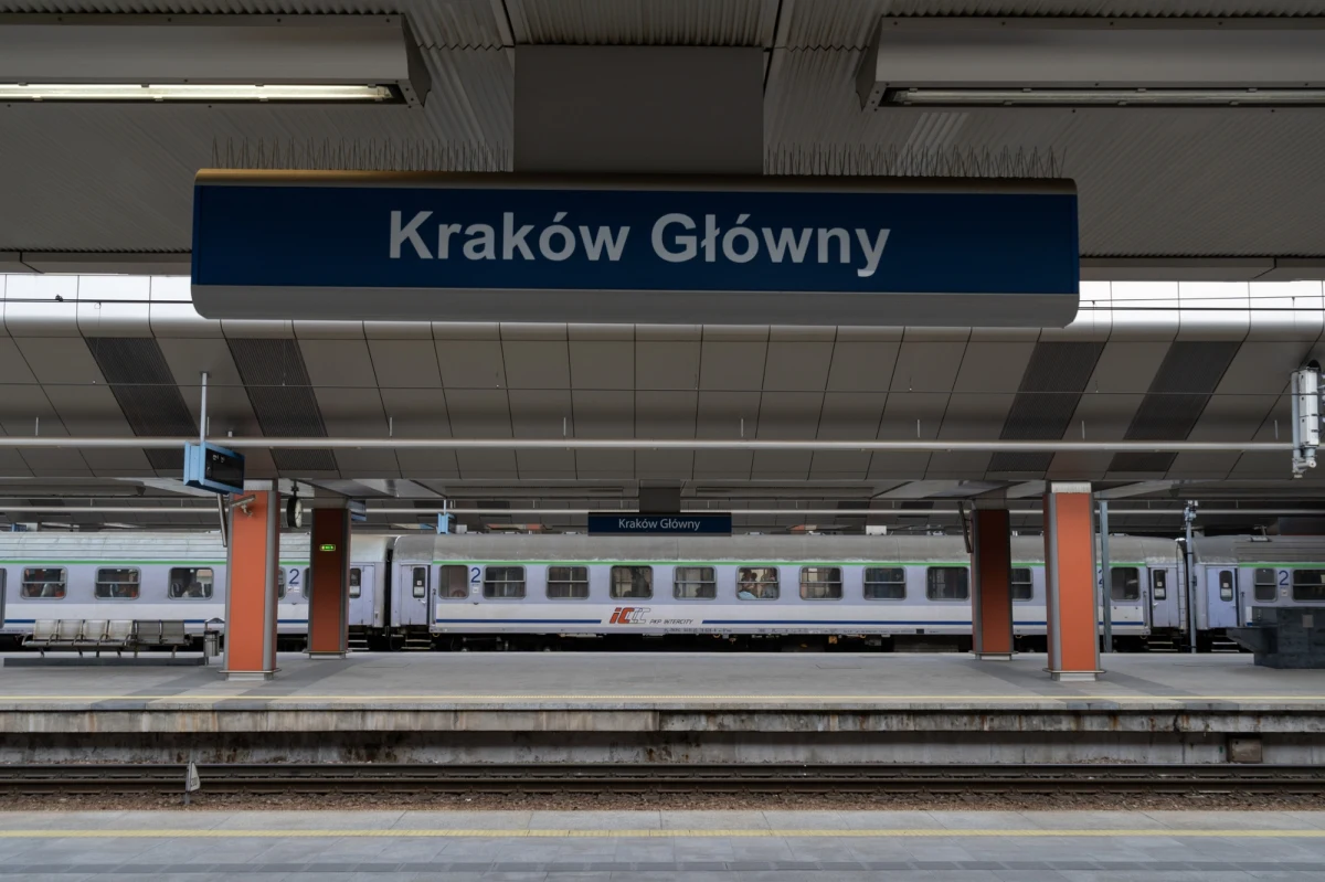 Od 22 grudnia pasażerowie z Małopolski posiadający bilety miesięczne na pociągi regionalne będą mogli korzystać z wybranych kursów PKP Intercity bez konieczności kupowania dodatkowego biletu. To efekt pilotażowego programu, który ma odciążyć najbardziej zatłoczone połączenia w regionie.