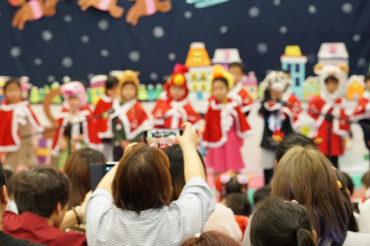 Zbliża się najbardziej wyczekiwany czas w roku dla uczniów – świąteczna przerwa od nauki. W tym roku szkolnym czeka ich kilka nowości: Wigilia jako dzień ustawowo wolny od pracy, a także możliwość wydłużenia wolnego aż do Święta Trzech Króli. Sprawdzamy, jak dokładnie wygląda kalendarz przerwy świątecznej i zimowych ferii w roku szkolnym 2025/2026.