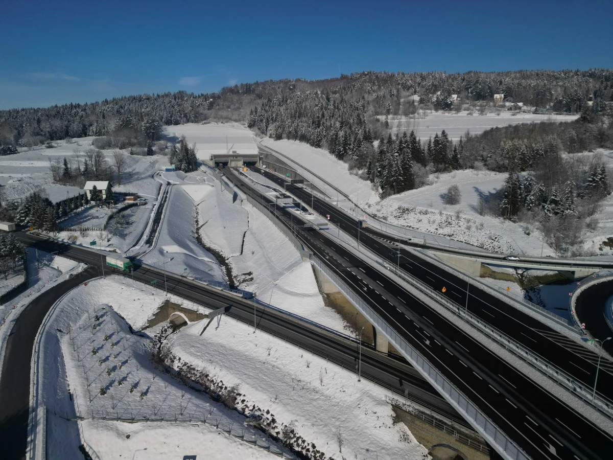 W najbliższych dniach kierowcy podróżujący zakopianką muszą przygotować się na utrudnienia. Generalna Dyrekcja Dróg Krajowych i Autostrad zapowiada czasowe zamknięcia oraz zwężenia ruchu w tunelu im. Marii i Lecha Kaczyńskich. Wszystko w związku z planowanymi pracami serwisowymi.
