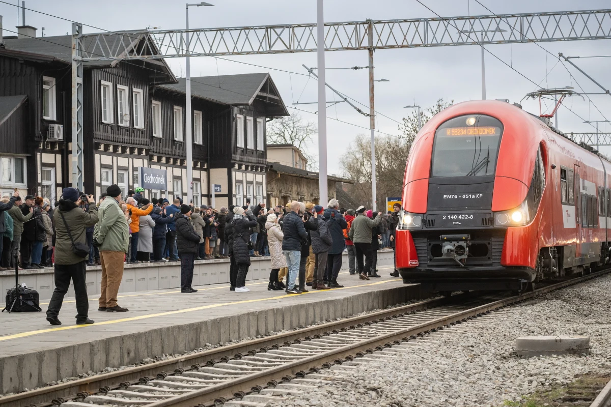 W niedzielę do Ciechocinka wróciły pociągi. To zmiana, która ma ułatwić życie mieszkańcom, ale też turystom i kuracjuszom. Popularna miejscowość wróciła na kolejową mapę województwa kujawsko-pomorskiego po 14 latach! 