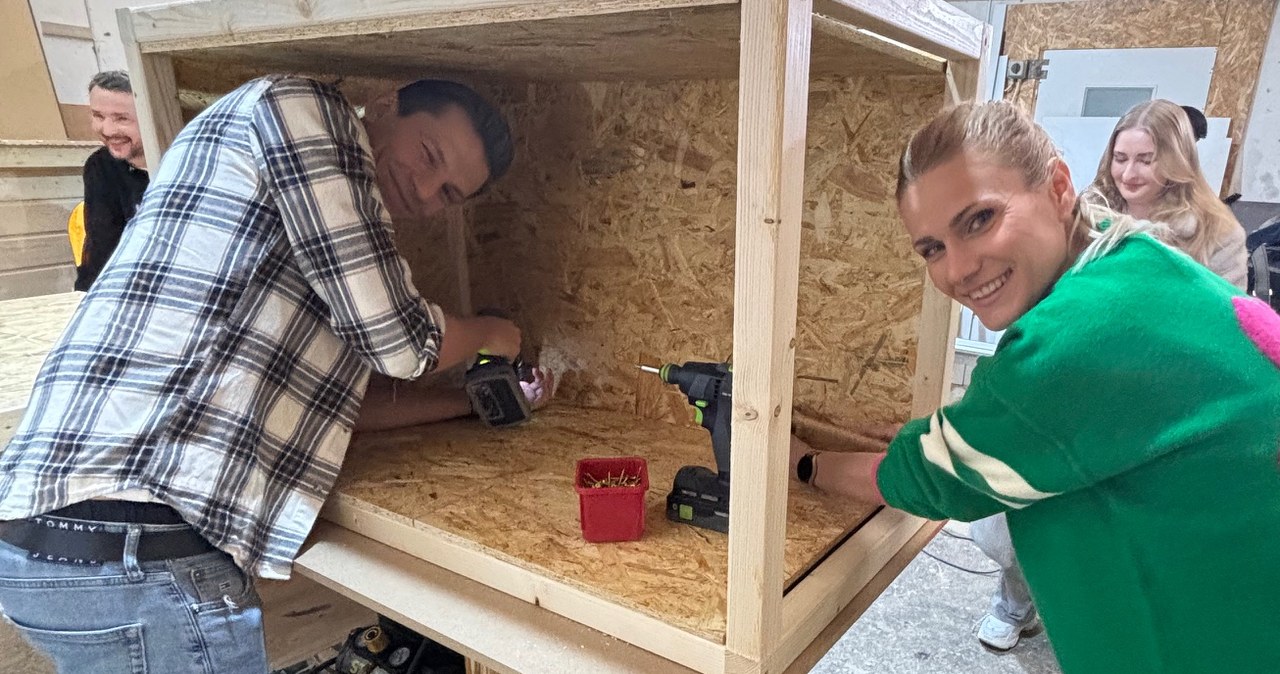 Dziennikarze zbudowali budy dla psów ze schroniska. „Przywracają wiarę”