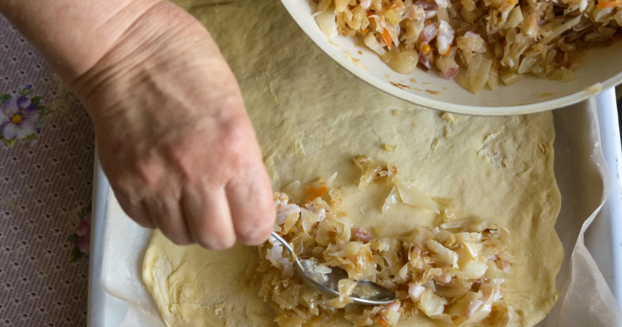 Babcia zawsze robiła kulebiak z kapustą na Wigilię. Oto tradycyjny przepis