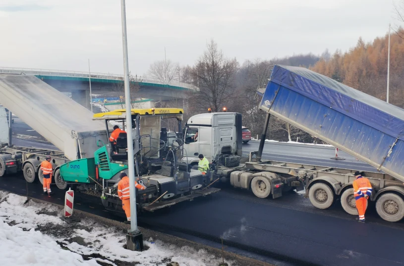 Zakopianka zwężona przez prace przy węźle Myślenice. Korek murowany