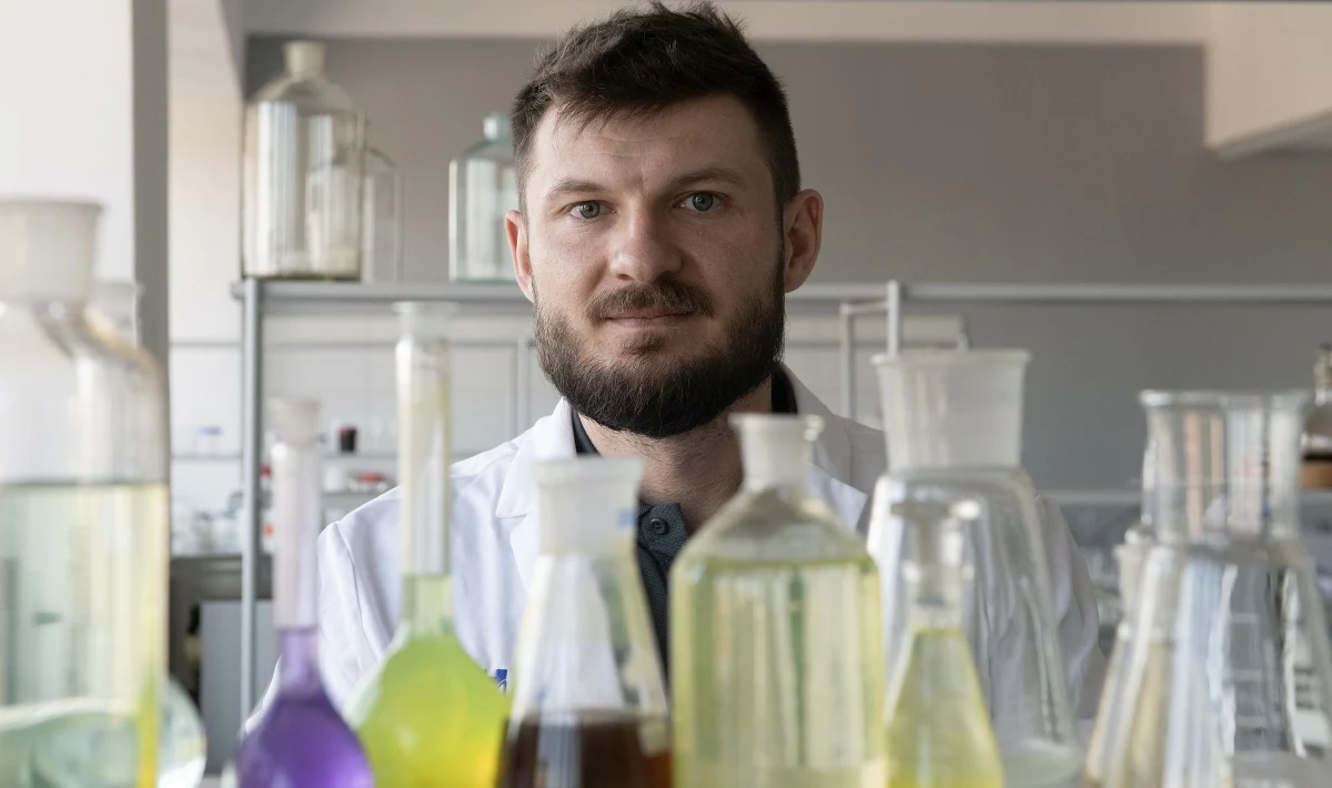 Polscy naukowcy opracowali nową cząsteczkę, która może stać się przełomem w leczeniu raka jelita grubego. Odkrycie daje nadzieję tysiącom pacjentów i już zostało objęte ochroną patentową.