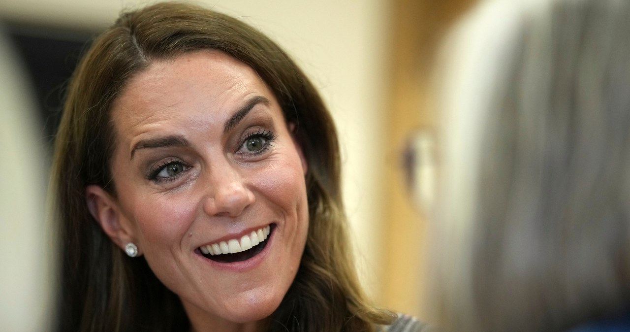 Wyszła i uwagę przyciągnęła jej twarz. Wszyscy patrzyli tylko na jedno