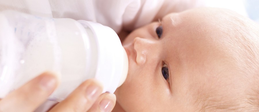 Sprzedaż dwóch partii mleka modyfikowanego wstrzymano dobrowolnie i prewencyjnie. Powód? Na jednej z linii produkcyjnych – wykryte zostały mikroorganizmy. Główny Inspektorat Sanitarny radzi unikać wymienionych artykułów.