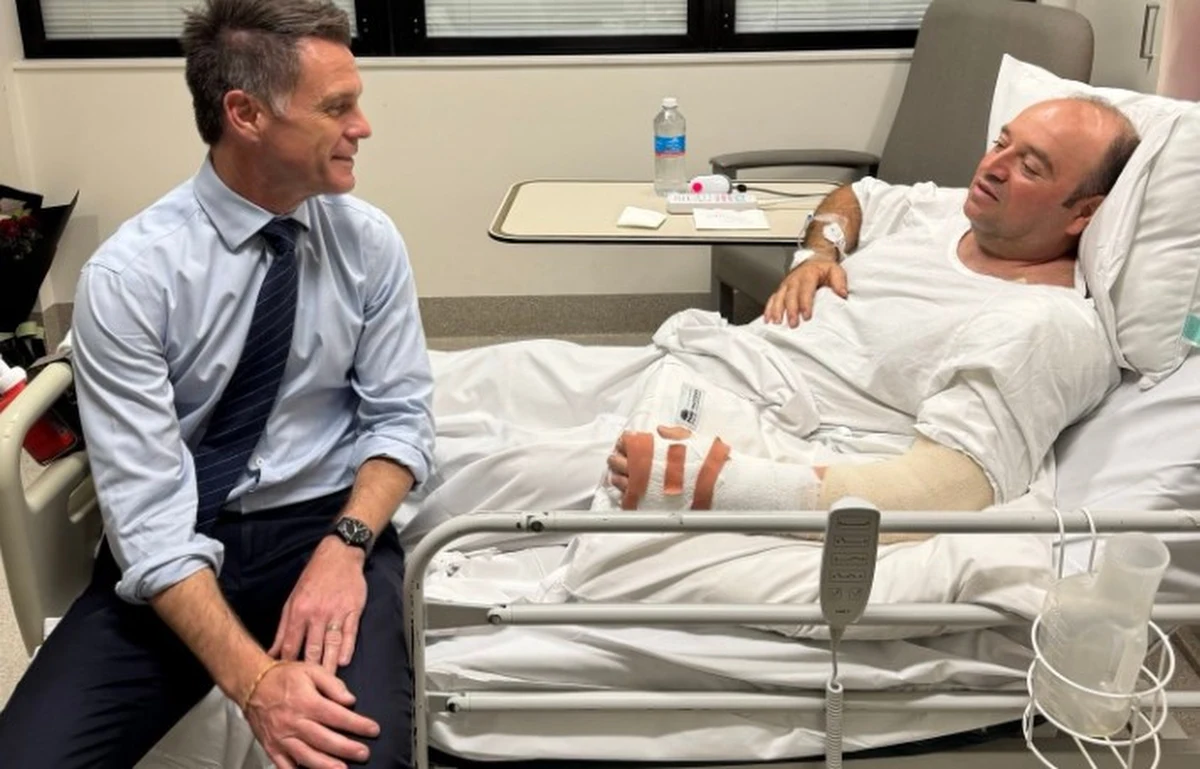 Ahmed al Ahmed zaatakował i rozbroił jednego ze strzelców na Bondi Beach w Sydney w Australii. Teraz złożył swoje pierwsze oświadczenie prosto z łóżka szpitalnego. "Zrobiłbym to jeszcze raz" - powiedział za pośrednictwem swojego adwokata. W strzelaninie na plaży zginęło 15 osób, a kilkadziesiąt zostało rannych. Sprawcami byli ojciec i syn. Do zamachu doszło w momencie, kiedy zebrani na plaży australijscy Żydzi przystąpili do zapalania chanukowej świecy. 