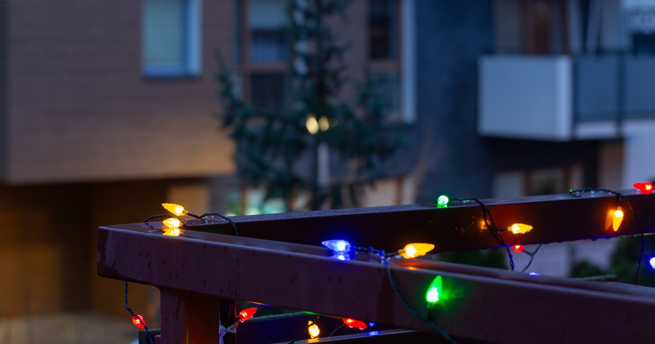 Czy za światełka balkonowe można zapłacić mandat? Prawo mówi jasno