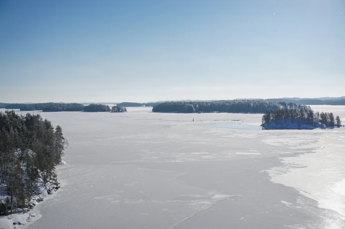 Finlandia, kraj kojarzony przede wszystkim z malowniczymi, śnieżnymi krajobrazami i spokojem północnej Europy, właśnie stała się centrum uwagi światowego sektora energetycznego. Wszystko za sprawą sensacyjnego odkrycia, które może nie tylko odmienić przyszłość tego nordyckiego państwa, ale również wpłynąć na globalny rynek energii.