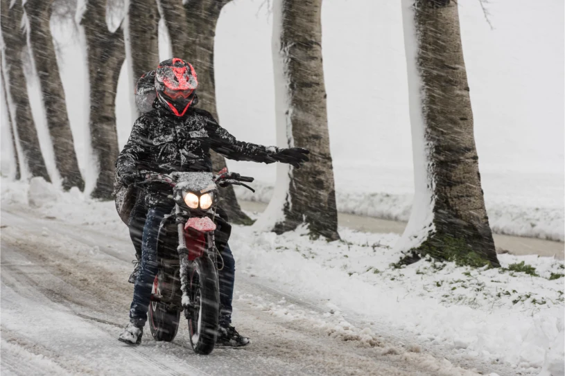 Czy można jeździć motocyklem zimą? Przepisy nie pozostawiają złudzeń