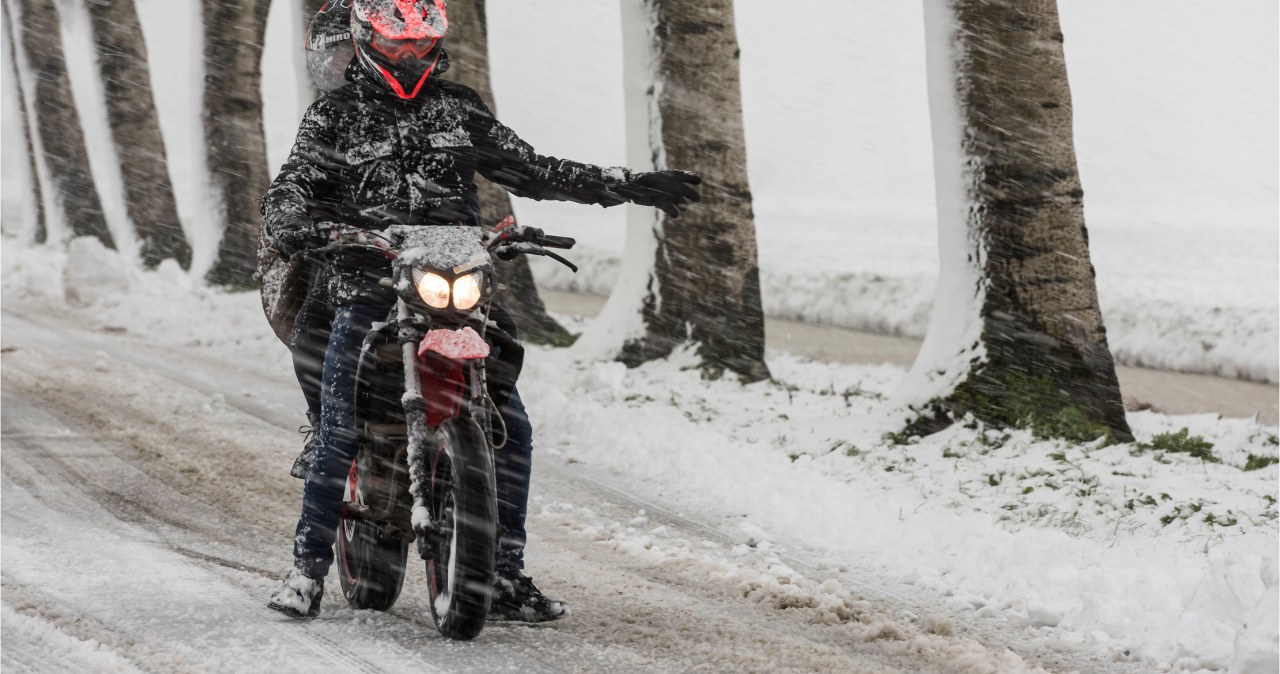 Czy można jeździć motocyklem zimą? Przepisy nie pozostawiają złudzeń