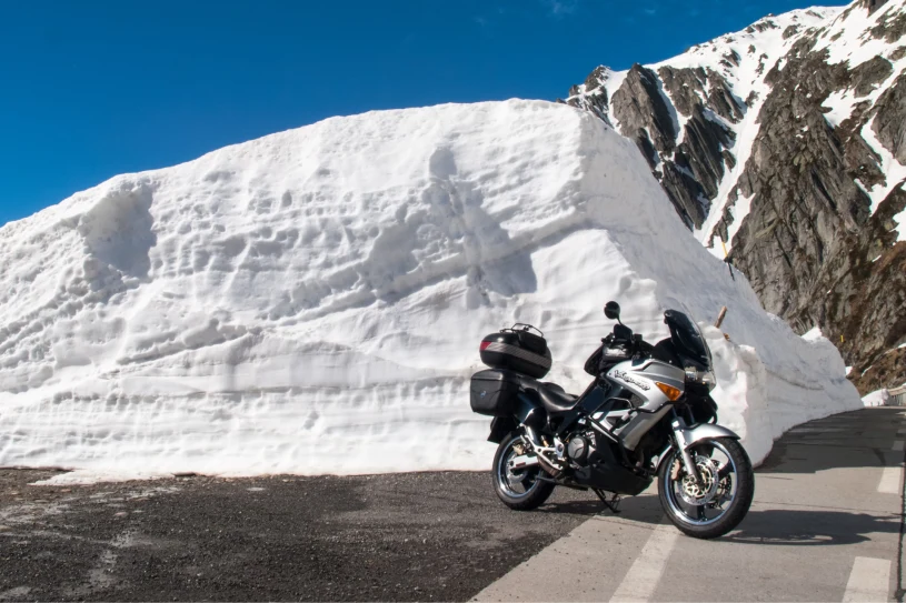 Chce zimą przejechać się motocyklem. Czy grozi mu za to mandat?