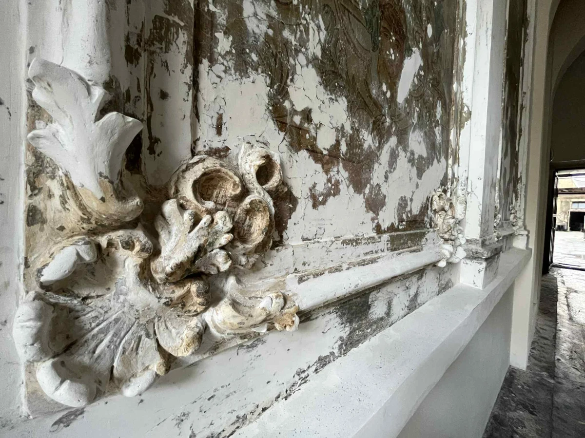 Podczas prac renowacyjnych w jednej z kamienic w centrum Szczecina odkryto dobrze zachowane polichromie z XIX wieku. Historyczne malowidła zostaną poddane rekonstrukcji, a budynek przy ul. Śląskiej 41 przechodzi obecnie kompleksowy remont.