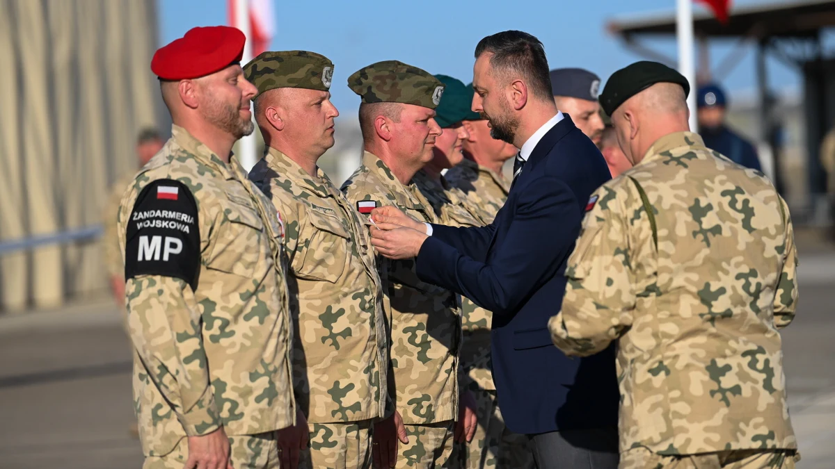 Polska i Turcja podpisały w Ankarze szerokie porozumienie dotyczące współpracy w zakresie bezpieczeństwa. Dokument przewiduje m.in. wymianę informacji, wspólne ćwiczenia wojskowe oraz rozwój przemysłu zbrojeniowego. "Umówiliśmy się na całą serię działań współpracy rządowej pomiędzy rządem Rzeczypospolitej a rządem Republiki Turcji, ze szczególnym uwzględnieniem działań na rzecz obrony narodowej i współdziałania w Sojuszu Północnoatlantyckim" - podkreślił szef MON Władysław Kosiniak-Kamysz.