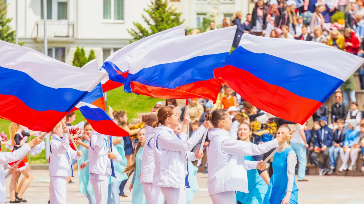 Międzynarodowa Federacja Szachowa (FIDE) zezwoliła reprezentacjom Rosji i Białorusi na powrót do oficjalnych imprez oraz w pełni przywróciła prawa młodym zawodnikom z obu krajów. Nie ma jedynie decyzji w sprawie flag narodowych i hymnów w zawodach drużynowych seniorów - sprawa została odroczona. Rosyjscy oraz białoruscy sportowcy zostali wykluczeni lub ograniczono ich starty w wielu dyscyplinach międzynarodowych po inwazji Rosji na Ukrainę w 2022 roku.