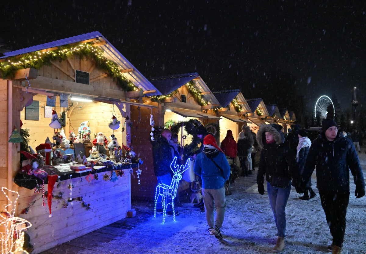 Zakopane znów zamieniło się w świąteczną stolicę Polski, przyciągając tłumy turystów z całego świata. Jarmark Bożonarodzeniowy przyciąga nie tylko mieszkańców, ale i gości z Węgier, Słowacji, Włoch, a nawet z odległego Dubaju. 