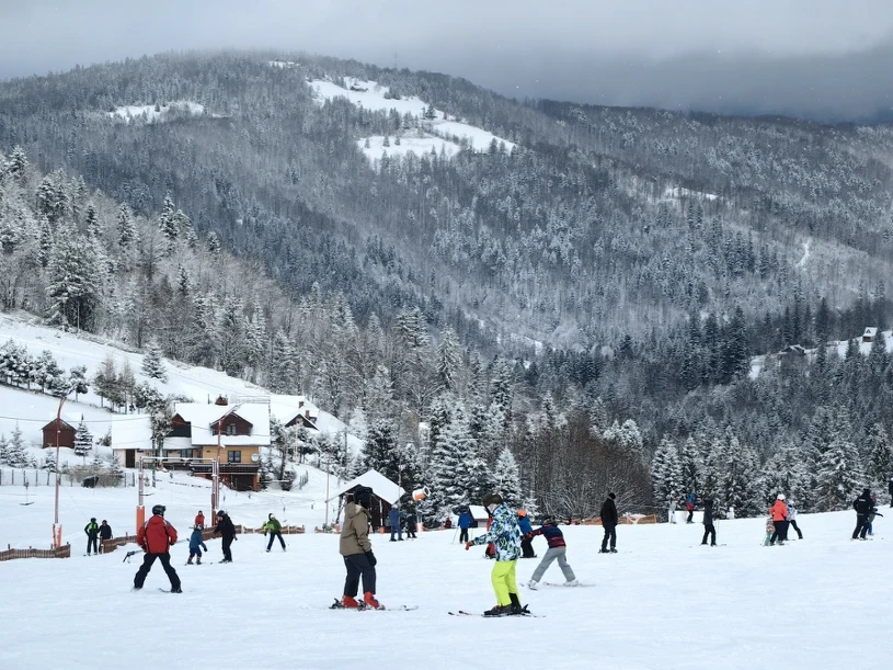 Zimowa alternatywa dla Zakopanego. Tak kusi turystów górski kurort w Beskidach