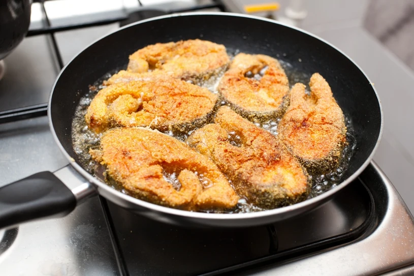 Nie obtaczaj ryby w takiej mące. Będzie zbyt tłusta, a panierka odejdzie