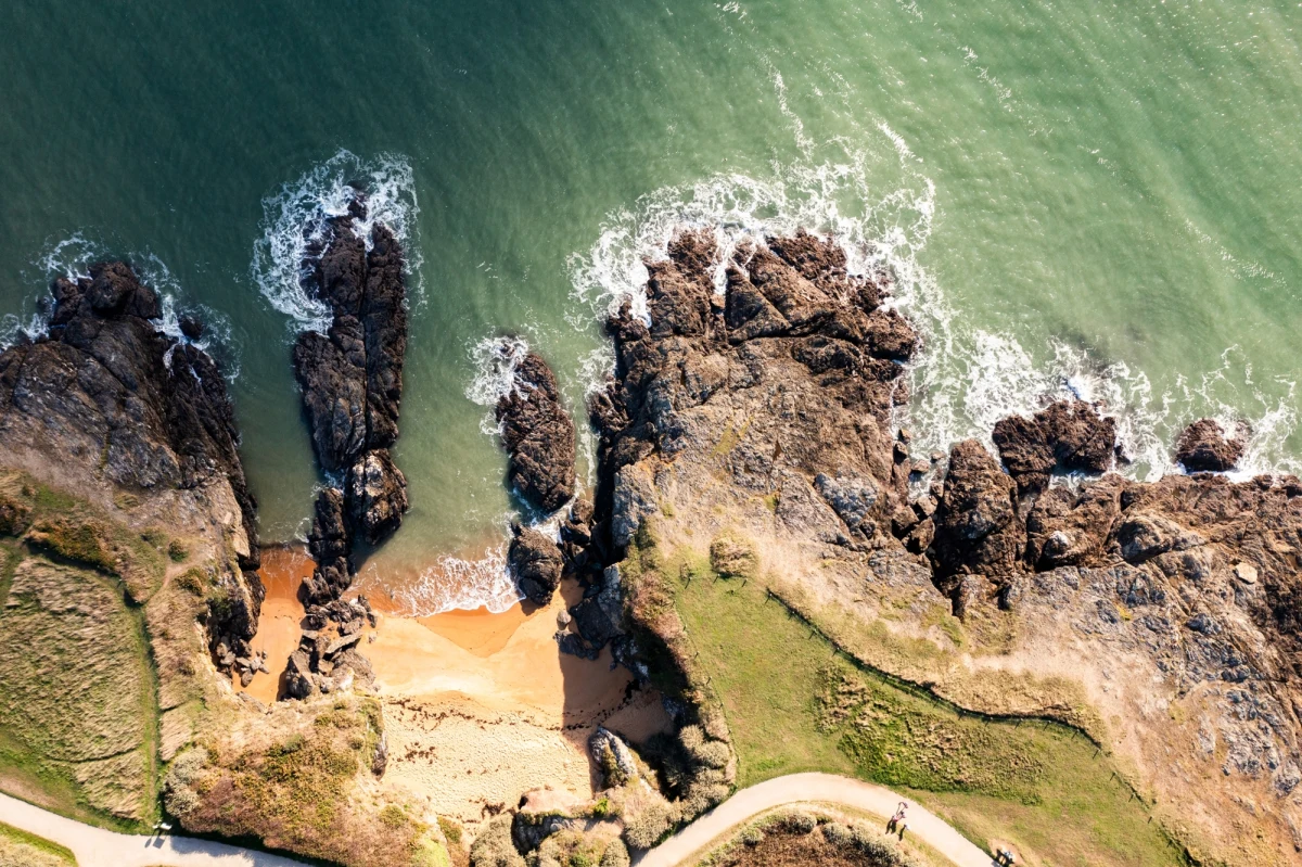 U wybrzeży Bretanii nurkowie natrafili na największą podwodną konstrukcję megalityczną we Francji. Archeolodzy szacują, że ten podwodny mur liczy aż 7 tysięcy lat.