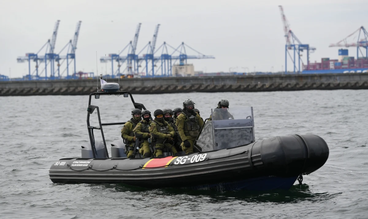 ​Kapitan kontenerowca pod banderą Antigui i Barbudy, który miał wyruszyć z Gdańska do Estonii, został zatrzymany tuż przed wypłynięciem - okazało się, że był pod wpływem alkoholu. Dzięki czujności portowego pilota i szybkiej interwencji straży granicznej 53-letni Rosjanin z ponad 2,5 promila alkoholu w organizmie nie wyprowadził jednostki w morze.