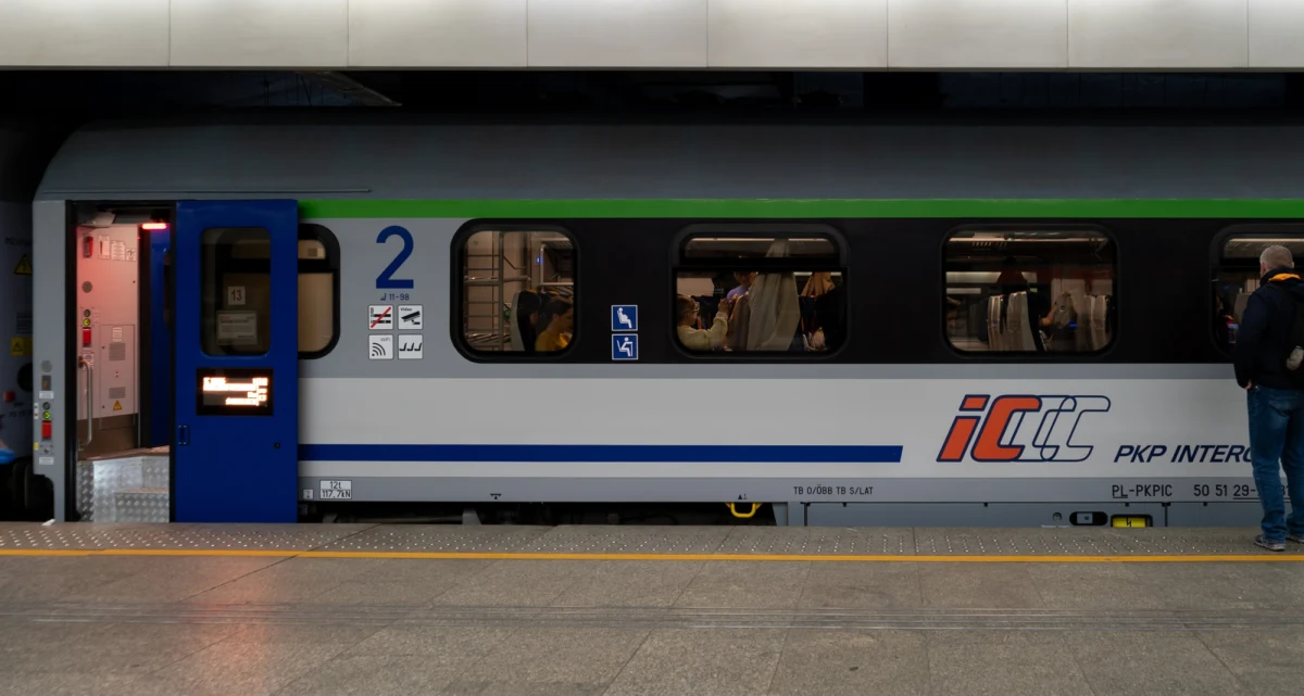 PKP Intercity jest gotowe do błyskawicznego wprowadzenia pociągów, które zastąpią odwołane kursy RegioJet, ale pod pewnymi warunkami. "Jeżeli dostaniemy zwolnione sloty, to zobowiązujemy się w ciągu 48 godzin uruchomić nasze pociągi" - zapowiedział prezes PKP IC Janusz Malinowski w rozmowie z Magdaleną Grajnert, reporterką RMF FM. Czeski przewoźnik w ostatniej chwili odwołał szereg pociągów z Warszawy do Trójmiasta i Krakowa, łącznie ponad tysiąc kursów.