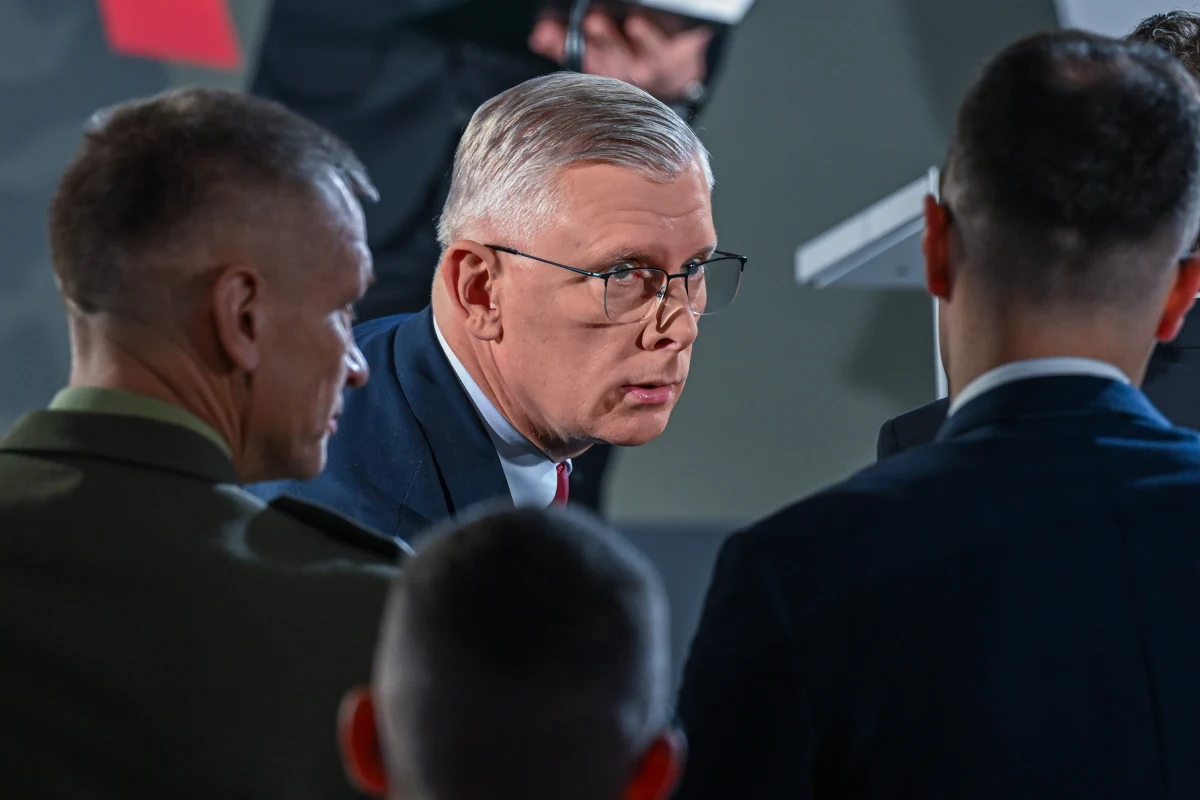 Prokuratura Okręgowa w Warszawie wszczęła z urzędu czynności sprawdzające w sprawie ujawnienia danych o zdrowiu szefa BBN Sławomira Cenckiewicza. Chodzi o opublikowany w poniedziałek w "Gazecie Wyborczej" artykuł dotyczący leków, które miał przyjmować Cenckiewicz. Według "GW" niewpisanie do ankiety bezpieczeństwa przyjmowania tych leków stało się przyczyną cofnięcia Cenckiewiczowi przez SKW poświadczenia bezpieczeństwa i dostępu do informacji niejawnych. Sam Cenckiewicz zapowiada działania prawne wobec autora artykułu i kierownictwa SKW.