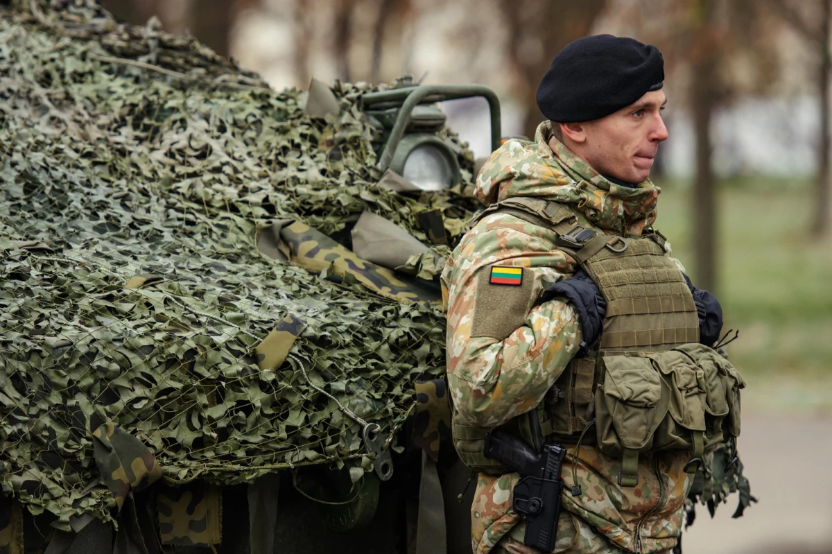 Wielki poligon wojskowy ma powstać na Litwie tuż przy granicy z Polską - zdecydował rząd w Wilnie. Inwestycja w Kopciowie w Puszczy Augustowskiej ma objąć powierzchnię prawie 150 kilometrów kwadratowych. To miejsce to część tzw. przesmyku suwalskiego, kluczowego z punktu widzenia bezpieczeństwa państw bałtyckich i Polski.