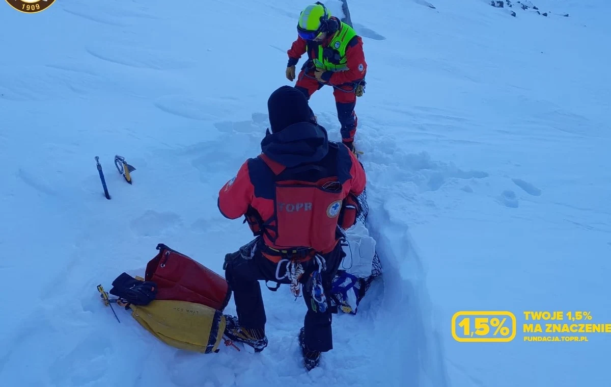 Ratownicy TOPR odnaleźli w poniedziałek zwłoki 20-letniego turysty. Mężczyzna wybrał się w niedzielę na samotną wyprawę na Orlą Perć - najtrudniejszy szlak w polskich Tatrach. Zaginięcie 20-latka zgłosiła matka.